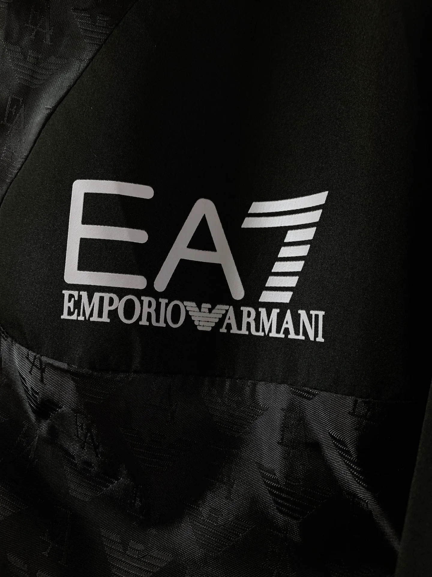 Em Porio Armani Armani Casual Hooded Jacket Windbreaker Jacket 🧥, the upper body becomes slimmer and whiter in seconds, the handle is perfect, and hardware accessories are provided for decoration. Suitable for both business, commuting and leisure, you can be satisfied with various daily outfits. The upper body is full of style and full of high-end sense! Pockets are designed on both sides of the body, making these designs more convenient and practical! Premium custom hardware engraved zipper pull accessories and Classic triangle logo decoration on the chest increase the overall sense of layering, making a simple jacket instantly rich! ! It keeps you warm and adds layering to your outfit, and the upper body effect is great …………………………………………………… ❥∙Size: M-3XL